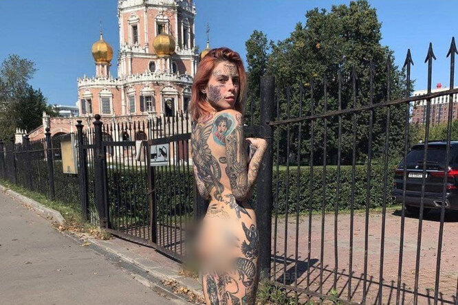 В Москве против тату-модели возбудили дело об оскорблении чувств верующих из-за обнаженного фото на фоне храма