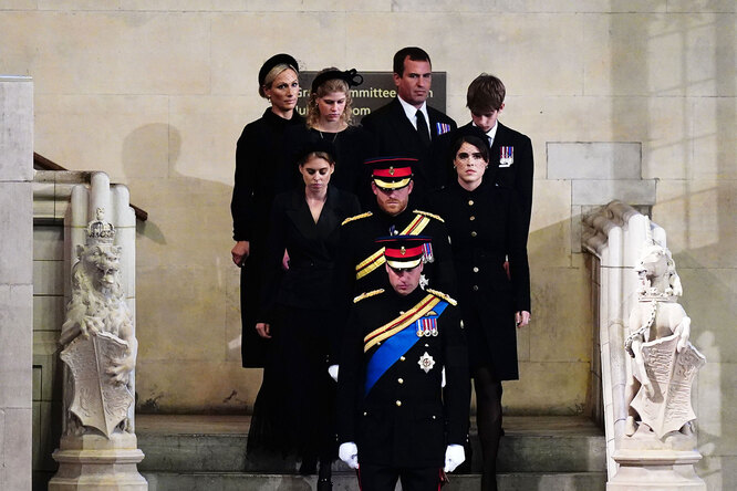 Фото дня: принц Гарри предстал в военной форме впервые после отказа от королевских обязанностей