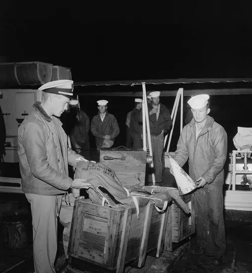 21.02.1963 Майами, Флорида. Сотрудники береговой охраны осматривают два спасательных жилета и противотуманный рожок с надписью S.S. Marine Sulphur Queen
