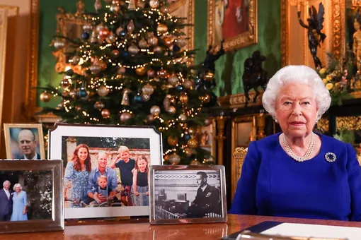 Разлад в королевском семействе: Елизавета II убрала со стола снимок принца Гарри и Меган Маркл перед записью ежегодной рождественской речи