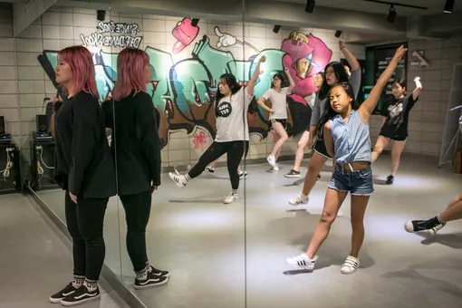 В южнокорейских школах начали преподавать кей-поп
