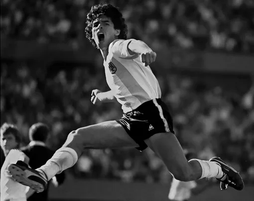 Марадона празднует забитый гол в товарищеском матче против Польши, 1980 год