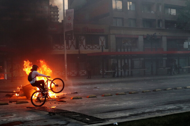 Фоторепортаж: массовые беспорядки в Чили из-за повышения цен на метро