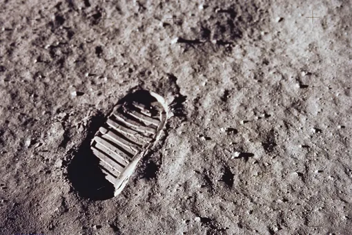 Лунную пыль, собранную Нилом Армстронгом, выставили на аукцион за $800 тысяч