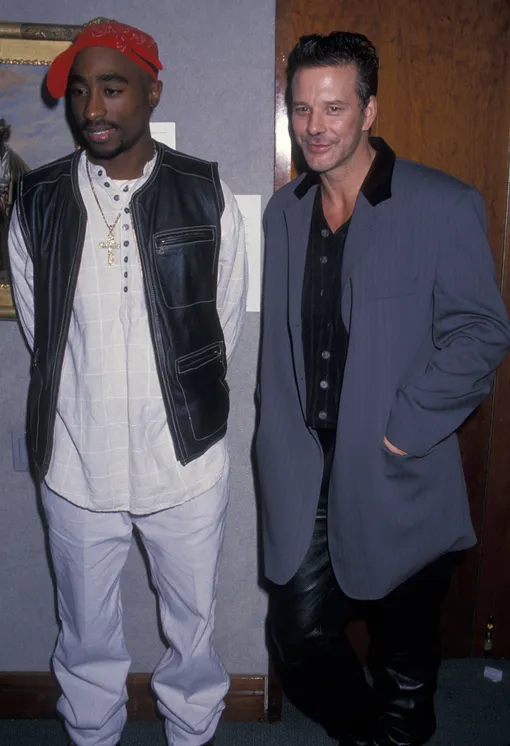 Тупак Шакур и Микки Рурк на благотворительном аукционе, 1994 Actor Mickey Rourke and rapper Tupac Shakur attending «Benefit Auction for Intercambios Culturales Project for El Salvador» on November 12, 1994 at Christie's in New York City, New York. КРЕДИТ