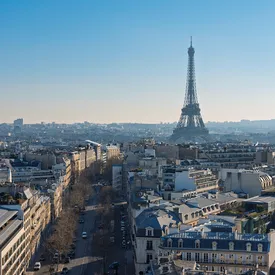 Охрана Эйфелевой башни не заметила мужчину, который провел там всю ночь