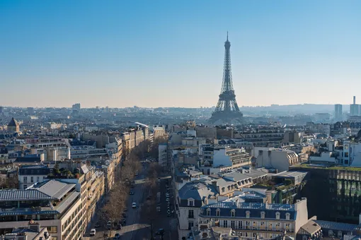 Охрана Эйфелевой башни не заметила мужчину, который провел там всю ночь