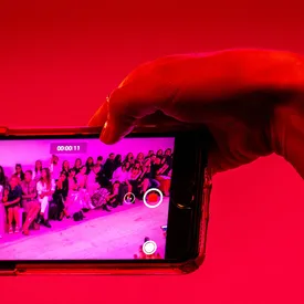 Уже не мерч: зачем YouTube-блогеры запускают собственные бренды одежды и почему они успешны