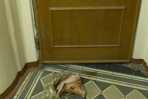 К двери квартиры Алексея Венедиктова подбросили свиную голову