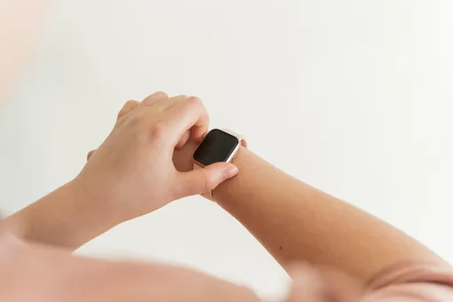 Apple Watch спасли жизнь британке, сообщив о низком пульсе. Оказалось, у нее опухоль мозга и проблемы с сердцем