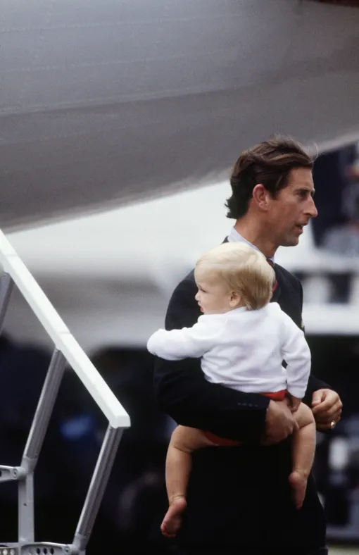 Принц Чарльз с сыном, принцем Уильямом, в аэропорту Абердина, 1983.