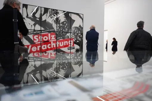 Работа Local Histories Барбары Крюгер в Берлинском музее современного искусства