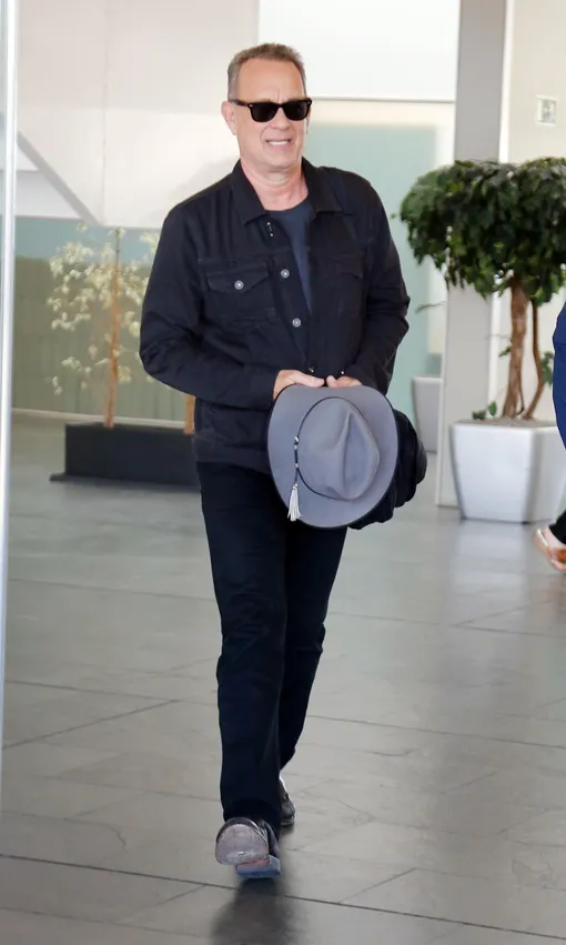 Том Хэнкс в аэропорту, 2019