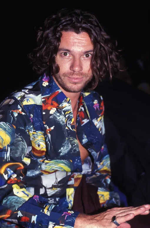 Le chanteur Michael Hutchence lors d'un défilé Jean-Paul Gaultier Prêt-à-porter Printemps/Eté 1993 en juillet 1992 à Paris, France. (Photo by ARNAL/Gamma-Rapho via Getty Images)