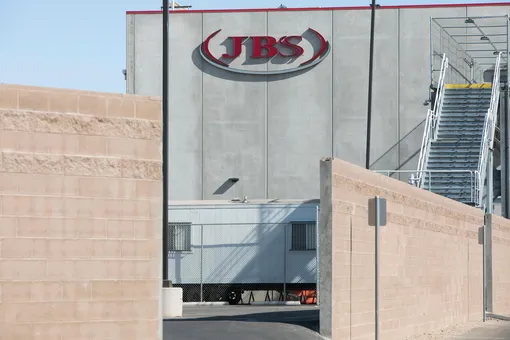 Крупнейший в мире производитель мяса JBS заплатил $11 миллионов выкупа после кибератаки. Ранее в нападении обвиняли российских хакеров