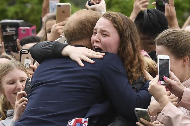 Как принц Гарри проводит время в Австралии: дразнит детей (снова!) и обнимается с фанатами