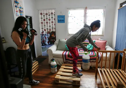 Жительницы Ла-Паса, Боливия, тренируются в домашних условиях.
