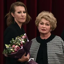 Сенатор Нарусова назвала пикетчиков возле Совфеда «бомжового вида людьми». Ксения Собчак мнение матери не поддержала