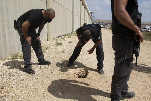 Шестеро палестинцев вырыли туннель ржавой ложкой и сбежали из израильской тюрьмы. Четверо из них были осуждены на пожизненное заключение