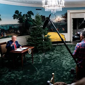 Дональд Трамп пообщался с журналистами, сидя за маленьким столиком. И этот стол теперь обсуждают больше, чем речь президента