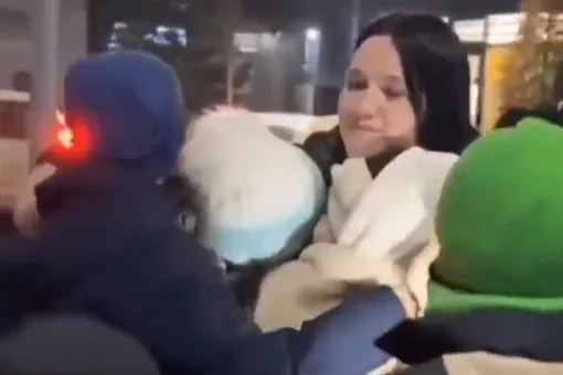 В Краснодаре школьники отговорили учительницу от увольнения. Они спели под ее окнами «Песенку мамонтенка» В Краснодаре школьники отговорили учительницу от увольнения. Они спели под ее окнами «Песенку мамонтенка»