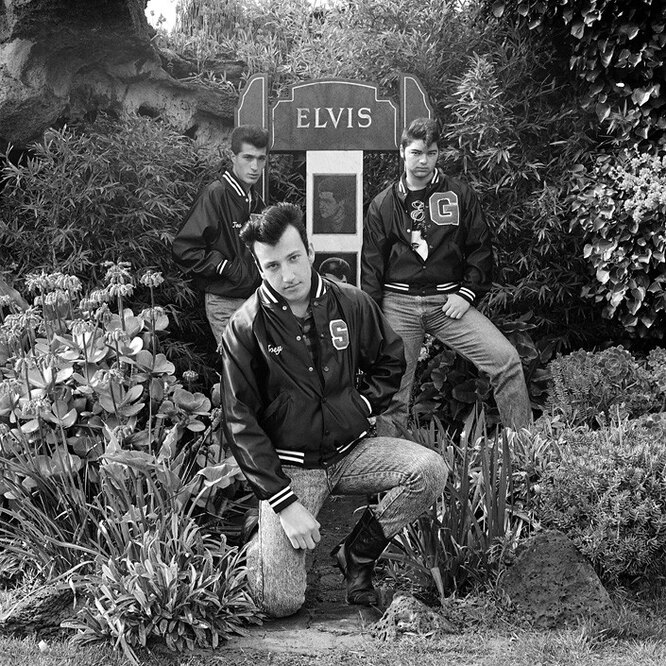 Три молодых человека с венком, четырнадцатая годовщина смерти Элвиса, 1991 год.