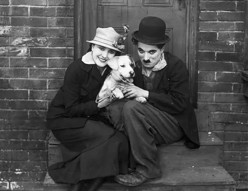 Чарли Чаплин в образе Бродяги с актрисой Эдной Первиэнс