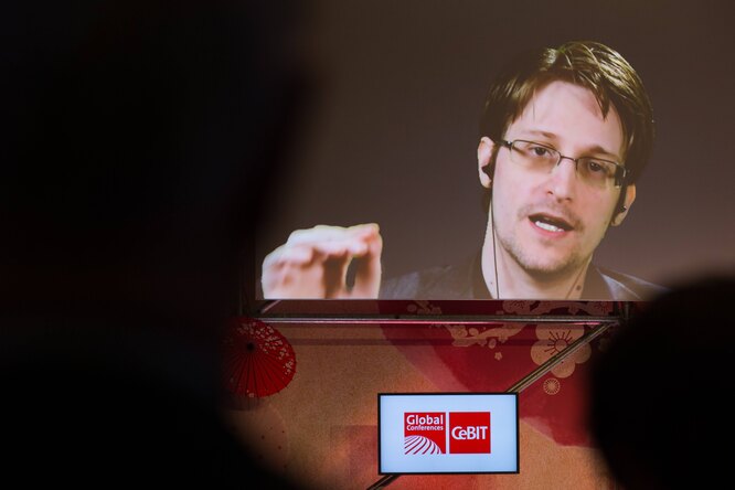 Telegram маркировал пометкой Fake фейковый аккаунт Эдварда Сноудена после того, как на него пожаловался сам экс-сотрудник ЦРУ