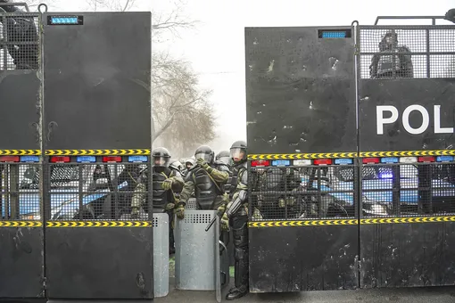 Kazakh policemen clash with armed people during protests over a hike in energy prices in Almaty, Kazakhstan, 05 January 2022 (issued 09 January 2022). Protesters stormed the mayor's office in Almaty, as Kazakh President Kassym-Jomart Tokayev declared a state of emergency in the capital until 19 January 2022. 164 people where killed during the riots, reported the Ministry of Health of Kazakhstan. As a result of the riots, 2,265 people in different regions of the country applied for medical assistance. 83 people are in serious condition in hospitals.