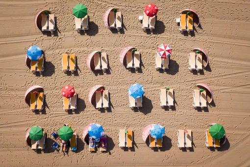 Голладцы проводят жаркий июльский день на пляже Схевенинген, Гаага, Нидерланды.
