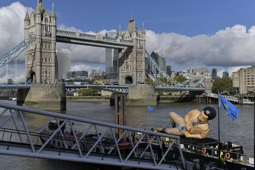 В преддверии премьеры гигантский надувной Борат прокатился по рекам Лондона, Нью-Йорка и Торонто