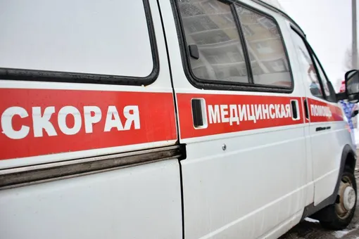В Пермском крае фельдшеры волокли пациента в машину скорой помощи по асфальту. В Минздраве начали проверку