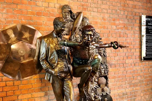 В Великобритании открыли памятник Дэвиду Боуи