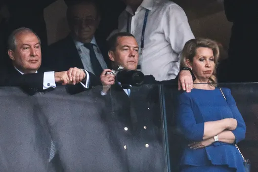 Президент Армении Армен Саркисян, премьер-министр РФ Дмитрий Медведев и его супруга Светлана (слева направо) на финальном матче между командами Франции и Хорватии