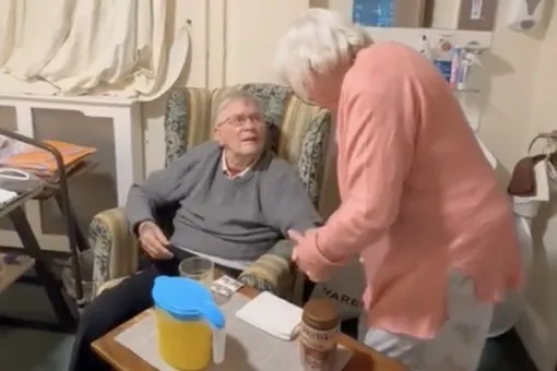 Бывшие супруги встретились впервые за 30 лет в английском доме престарелых. Теперь они ходят на свидания и не расстаются друг с другом