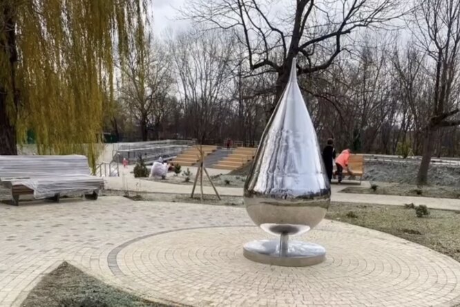 На Кубани установили «Каплю» — «малую архитектурную форму» за 2,3 млн рублей. Жители сравнили ее с анальной пробкой, но власти с этим не согласны На Кубани установили «Каплю» — «малую архитектурную форму» за 2,3 млн рублей. Жители сравнили ее с анальной пробкой, но власти с этим не согласны