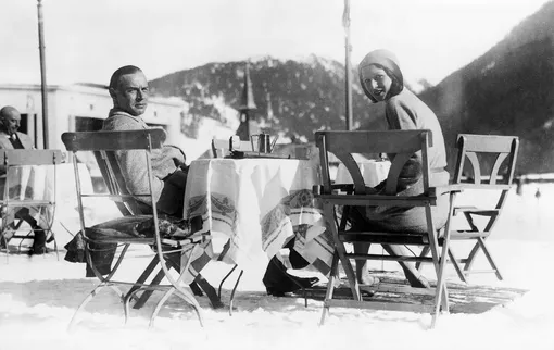 Эрих Мария Ремарк с голливудской актрисой и будущей женой Полетт Годдар в Давосе, Швейцария, 1 января 1930 года