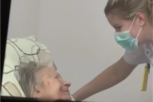 В сети завирусилось видео с медсестрой, поющей для пожилой пациентки. Ее пригласили в студию Антона Беляева В сети завирусилось видео с медсестрой, поющей для пожилой пациентки. Ее пригласили в студию Антона Беляева