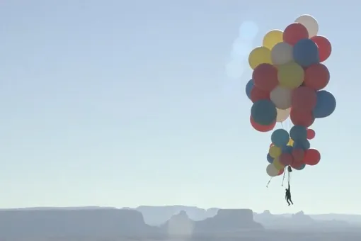 Иллюзионист Дэвид Блейн в прямом эфире начал полет на высоту более 5 км при помощи гелиевых шаров