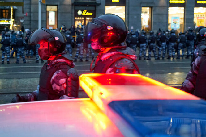 В Москве арестовали тиктокера, обвиняемого в нападении на машину ФСБ на митинге 23 января