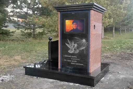 В Новосибирском крематории установили первый в России погребальный памятник с телевизором