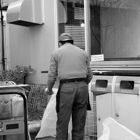 Японец получает на инвестициях 30 млн иен в год, но предпочитает работать уборщиком Японец получает на инвестициях 30 млн иен в год, но предпочитает работать уборщиком