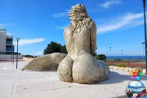 В Италии раскритиковали памятник русалке — с «силиконовой грудью и огромной задницей»