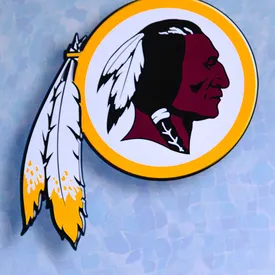 Клуб Washington Redskins сменит название, чтобы не оскорблять индейцев Клуб Washington Redskins сменит название, чтобы не оскорблять индейцев