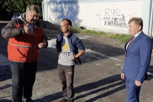 На Урале мэр пообщался с журналистами на фоне надписи «Боже, храни андеграунд и Навального»