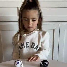 Четырехлетнюю девочку, прославившуюся прогнозами матчей НФЛ, затравили в сети после обвинений Карди Би