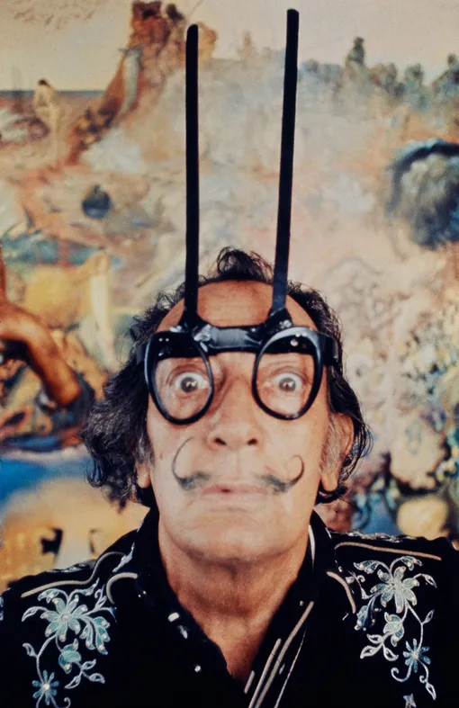 Сальвадор Дали в «телепатических очках» в своей студии в Порт-Льигате. 1968 Фотограф Роберт Витакер.