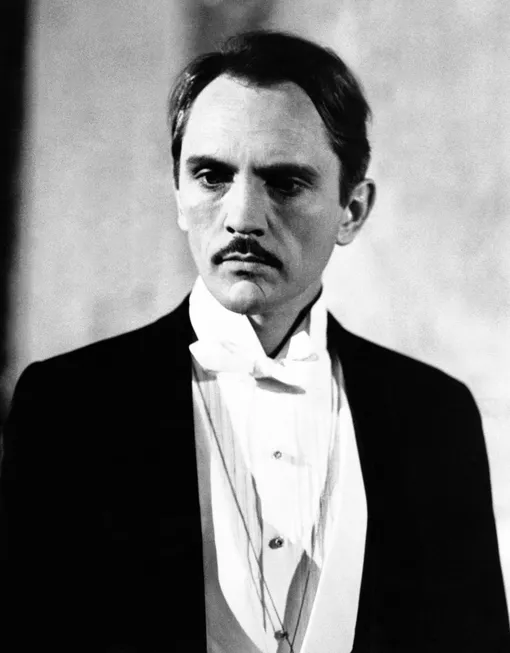 Теренс Стэмп в фильме «Божественное создание» (1975)