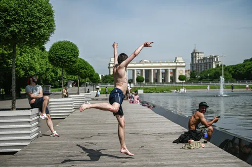 Отдыхающие в Парке Горького в Москве.