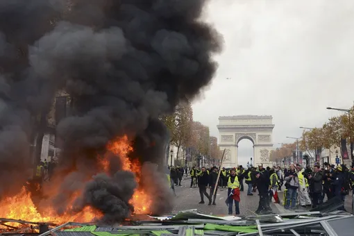 Протесты во Франции: горящие баррикады, слезоточивый газ и 130 задержанных